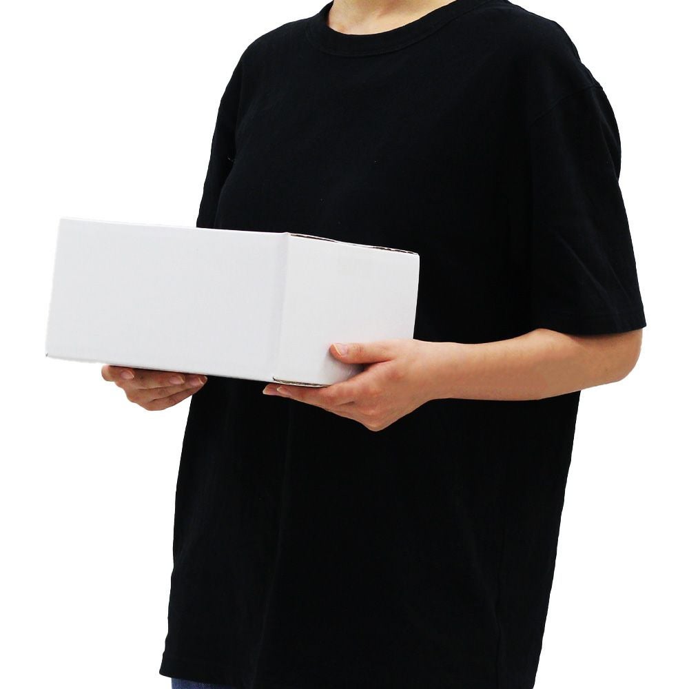 60サイズ白ダンボールを持ってみた画像